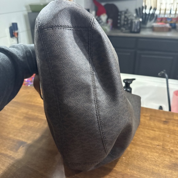 Michael Kors Lillie Large Signature Logo Bag - Picture 3 of 7